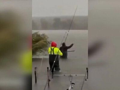 Чоловіка двічі вдарила блискавка, але він продовжив ловити рибу (ВІДЕО)