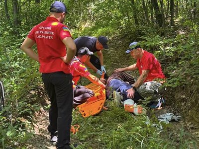 На Закарпатті рятувальники евакуювали з лісу травмованого мотоцикліста (ФОТО)