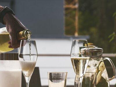 Чому після кількох келихів усі здаються красивішими: наука дала відповідь