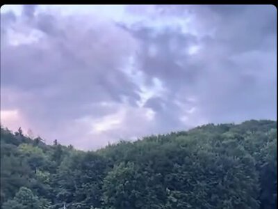 На Бережанщині автомобіль дрифтував на футбольному полі: пошкоджено покриття стадіону (відео)