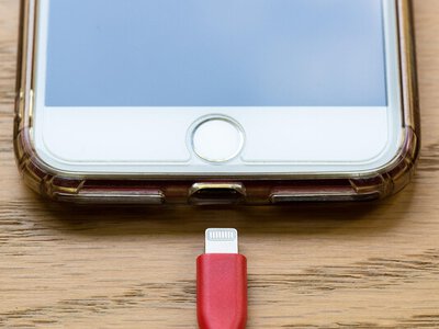 Не кожен USB-кабель безпечний: чим ризикують власники смартфонів