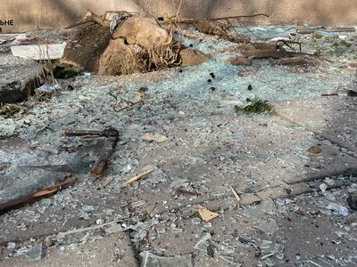 Водій лікарні в центрі Херсона поранений під час атаки дрона
