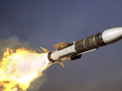 У Києві одночасно оголосили тривогу й почалася гроза: містян закликали йти в укриття