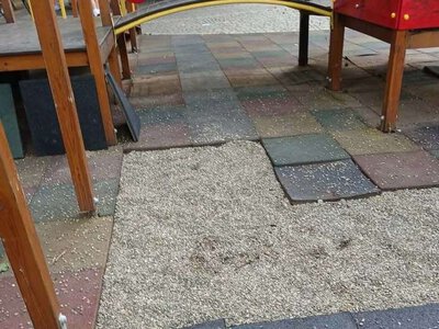 У місті на Буковині невідомі розгромили дитячий майданчик в парку
