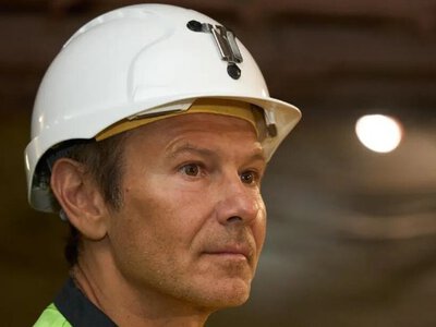 480 метрів під землею: Святослав Вакарчук заспівав для гірників біля лінії фронту