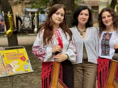 Літо на струнах бандури: у книжковому дворику Кам’янського відбувся музично-поетичний вечір