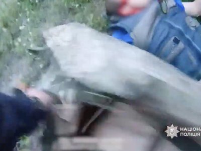 Поліцейські евакуювали до лікарні пораненого ветерана, який постраждав внаслідок атаки росіян на Новгород-Сіверщині (Відео)
