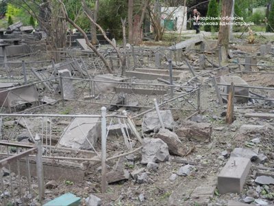 Окупанти вдарили авіабомбами по Запоріжжю, одна влучила у цвинтар