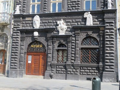 Польський музей вимагає залишити в себе дві львівські картини