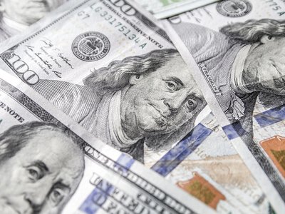 Долар стабілізувався на міжбанку, але продовжив дорожчати в обмінниках