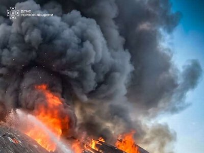 У Товстенській громаді пожежу будівлі гасили двома автоцистернами