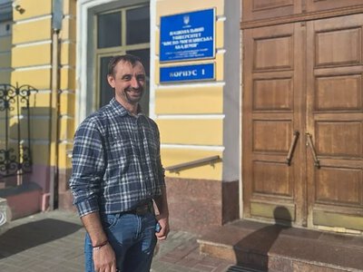 «Я ріс у сім’ї білою вороною»: історія викладача, якого підмінили у пологовому на Хмельниччині