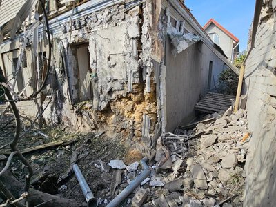 Ворожа артилерія вдарила по Херсону: загинув містянин, є поранені (фото)