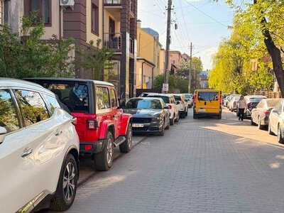 Паркування біля будинку лише для мешканців: у Франківську пропонують змінити закон