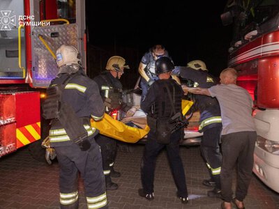 Ворожі війська здійснили масовану атаку по Сумах: загинули троє людей – водії «Нової пошти» + Фото