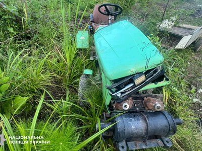 У Чернівецькому районі внаслідок перекидання трактора загинув чоловік
