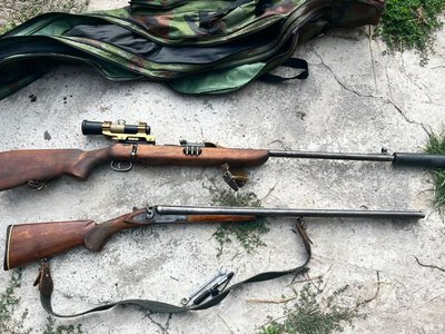 На Рівненщині у чоловіка знайшли незареєстровану зброю та десятки патронів