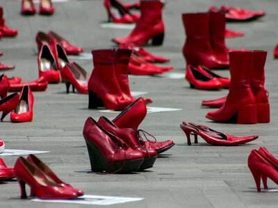 Червоні туфлі як символ боротьби: у світі відзначають День обізнаності про хворобу Лайма