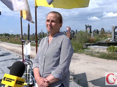 «Могилу заливає водою»: мати полеглого воїна з Коростишева просить дозволу на перепоховання