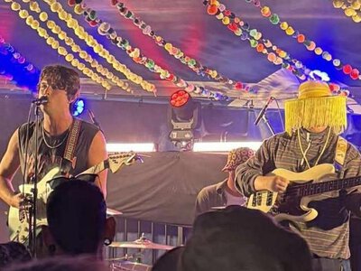 Місцевий гурт The Silver Bars зіграєна головній сцені Kendal Calling