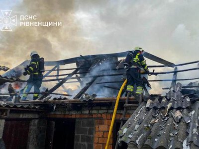 У селі на Сарненщині вогонь знищив дах господарської будівлі