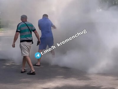 На Раківці загорівся автомобіль: перехожий кинувся гасити вогонь