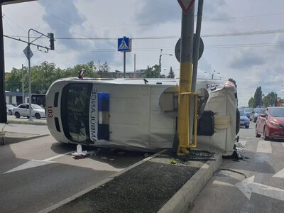 У Харкові перекинулася швидка після зіткнення, постраждали водій та парамедик
