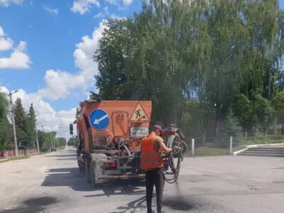 Дорожники Тернопільщини ремонтують автошляхи після негоди