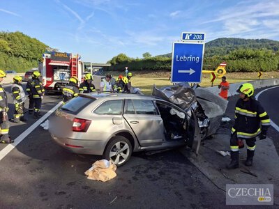 В Австрії авто чеської родини на повній швидкості врізалося у захисний бар’єр