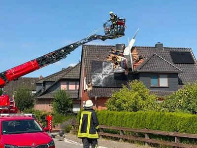 У Німеччині легкомоторний літак врізався у дах житлового будинку