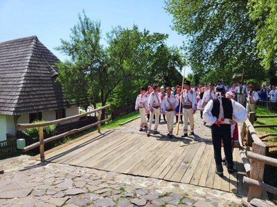 В Ужгороді стартував фестиваль «Цвіт папороті»: автентичне весілля, концерти зірок і підтримка ЗСУ