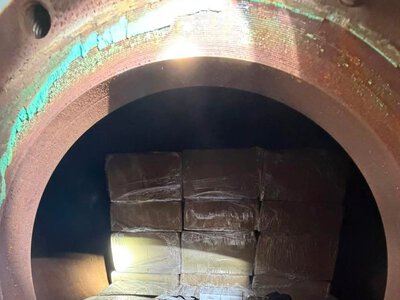 На Буковині митники виявили 105 тисяч пачок контрабандних сигарет в автоцистерні