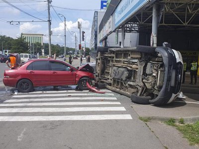 ДТП у Харкові: після зіткнення з Mitsubishi перекинулася карета швидкої допомоги
