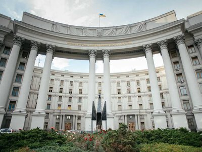 Восьмиметрового сталевого Фенікса встановили перед МЗС у Києві, фото
