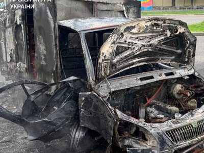 У Харкові російські дрони атакували авто та житловий будинок, є жертви та поранені