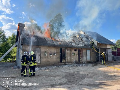 У місті на Рівненщині зайнялась пожежа: знищено будівлю, дрова та сіно