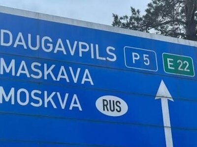 У Латвії хочуть прибрати дорожні знаки з напрямками на росію та Білорусь
