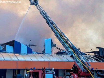 У Кривому Розі після удару рф спалахнула пожежа в будівельному гіпермаркеті: пожежа охопила 16 тисяч кв. метрів
