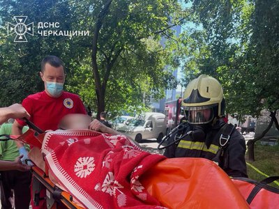 У Черкасах вогнеборці врятували чоловіка під час пожежі