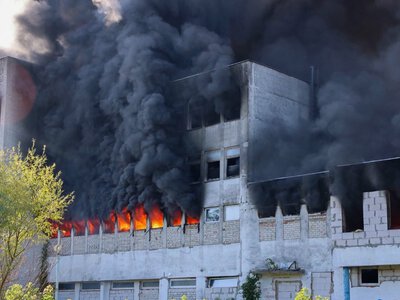 Унаслідок ворожого удару по Чернігову в місті виникла масштабна пожежа (Фото)