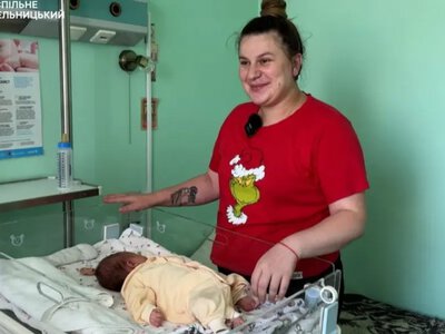 У Хмельницькому виписали немовля, народжене через рік після загибелі батька-захисника (ВІДЕО)