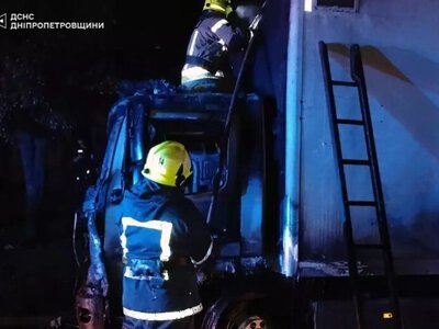 У Кривому Розі посеред ночі спалахнув Mercedes: вогнеборці ліквідували займання