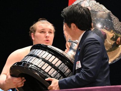 Випередив двох переслідувачів попри травму ніг: Аонішікі став чемпіоном Nagoya Basho і здобув третій Кубок імператора