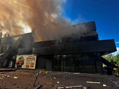 Росіяни вдарили дроном по супермаркету АТБ у Чернігові: загинула 10-річна дитина