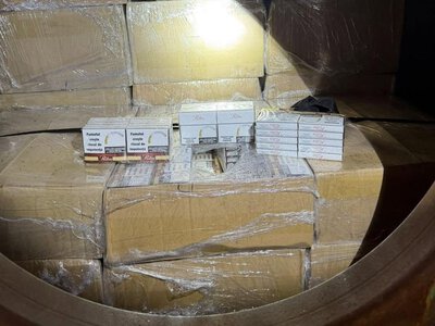 Митники зупинили на кордоні “порожню” автоцистерну з написом “Вогненебезпечно. No smoking” зі 105 тисячами пачок сигарет всередині