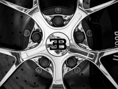1600 кінських сил під капотом: Bugatti показала останній автомобіль із W16
