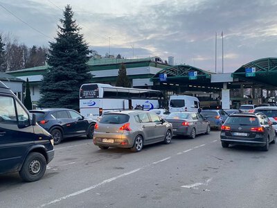 Українців попередили про черги на кордоні з Польщею: де найбільші затори