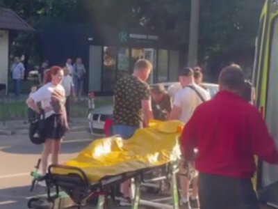 У Львові дівчина на самокаті врізалася в автомобіль: її забрала швидка