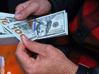 Долари чи гривня: банкір назвав найвигідніший спосіб зберегти заощадження