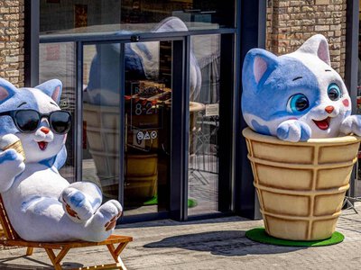 Біля Roshen Plaza у Києві встановили фотозону з гігантськими котиками